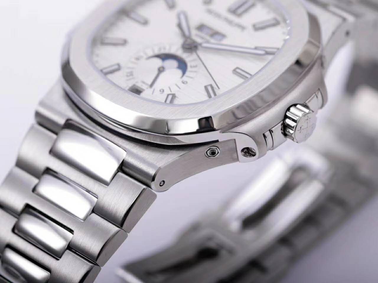 Nautilus 5726/1A-010 White Dial in Steel